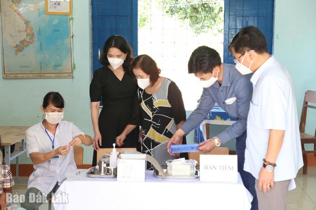 Viện Vệ sinh dịch tế Tây Nguyên giám sát công tác tiêm vắc xin phòng bệnh sởi cho trẻ em tại địa bàn.